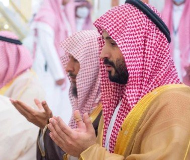اسلام کی پہلی مسجد میں ولی عہد شہزادہ محمد بن سلمان کی حاضری، نوافل ادا کیے