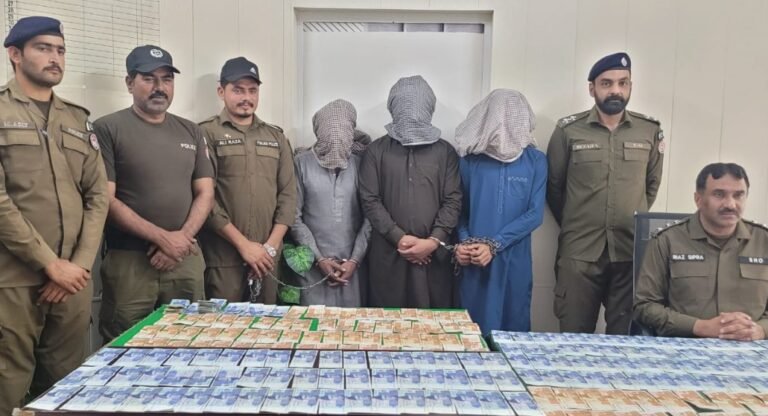 پولیس نے امتناع سرقہ ایکٹ کے تحت کامیاب کارروائی کرتے ہوئے تین رکنی بین الاضلاعی ڈکیت گینگ کو گرفتار کر لیا